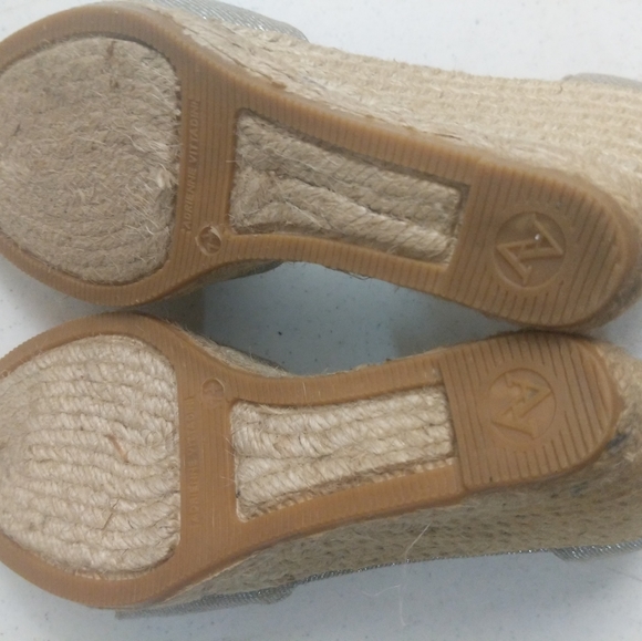 Adrienne Vittadini Gold Metallic Wedge 4" Heel Chris's Cross ShoeJute Heel 7.5 - Picture 4 of 14